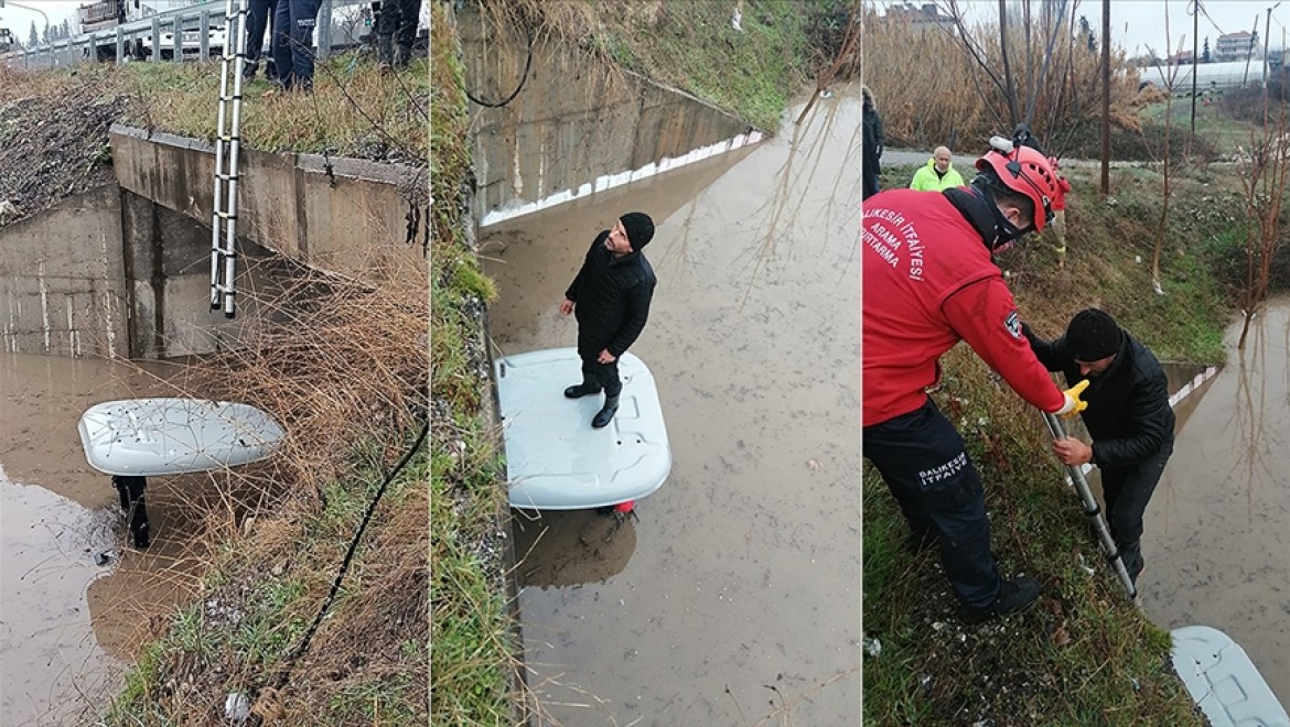Su dolu tünelde traktörüyle mahsur kalan bir kişi itfaiye ekiplerince kurtarıldı