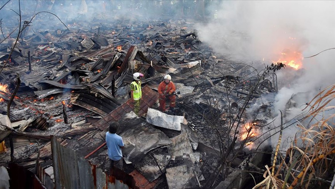 Malezya'da çıkan yangında 20 ev kül oldu
