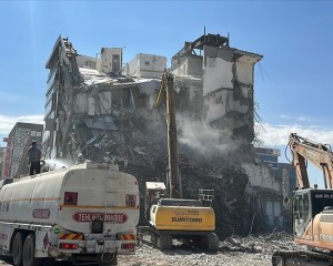 Adıyaman'da ağır hasarlı binaların kontrollü yıkımı devam ediyor