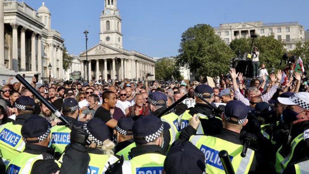 İngiltere'de polis, Kovid-19 önlemleri karşıtı grubun protestosuna müdahale etti