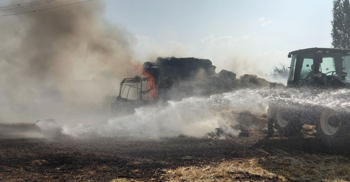 Afyonkarahisar'da saman balyası yüklü kamyonda çıkan yangın hasara yol açtı