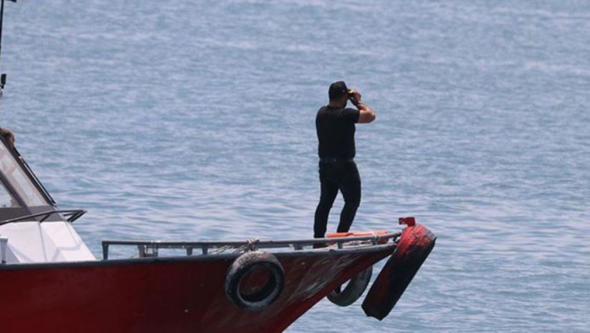 Van Gölü'nde kaybolduğu ihbar edilen teknenin aranmasına devam ediliyor