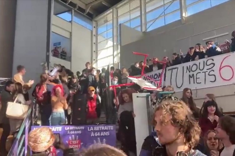 Fransa'da öğrenciler emeklilik reformunu protesto için üniversite girişini masalarla kapattı