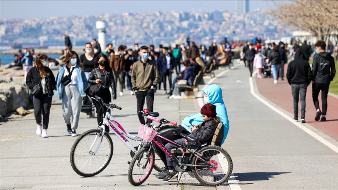 İstanbul'da kısıtlamasız cumarteside sahil ve caddelerde hareketlilik gözlendi