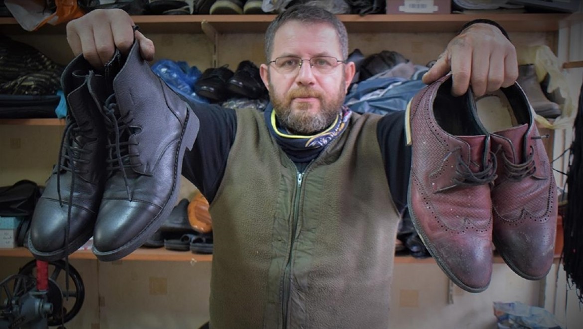 5 metrekarelik dükkanında 21 yıldır ayakkabı tamir ediyor