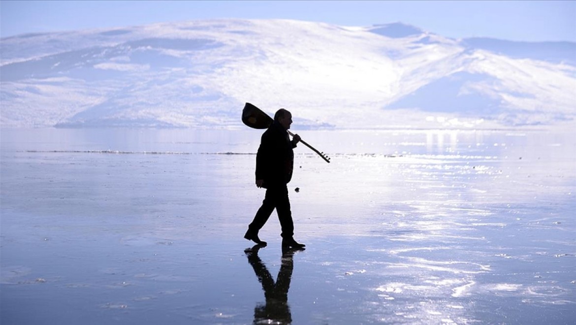 Ardahanlı ozandan buzla kaplı Çıldır Gölü üzerinde mini konser
