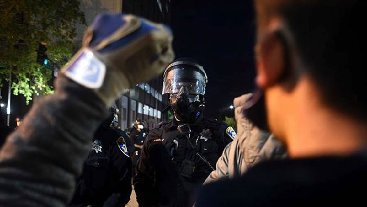 Minneapolis'te gösterciler sokağa çıkma yasağının başlamasının ardından biber gazı ile dağıtıldı