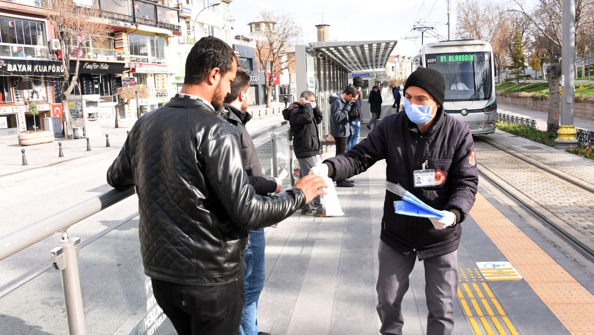 Konya Büyükşehir Toplu Ulaşımı Kullanan Yolculara Maske Dağıttı