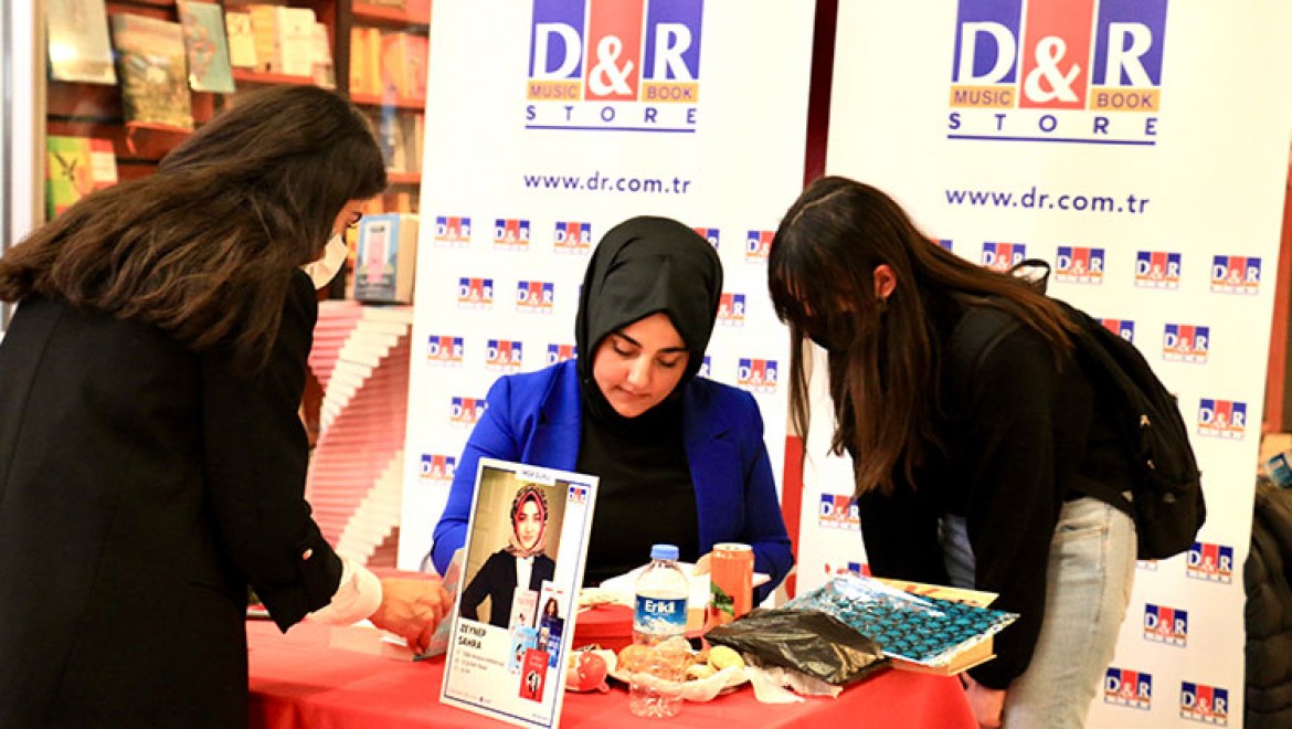 Yazar Zeynep Sahra'ya Ankara'da Yoğun İlgi