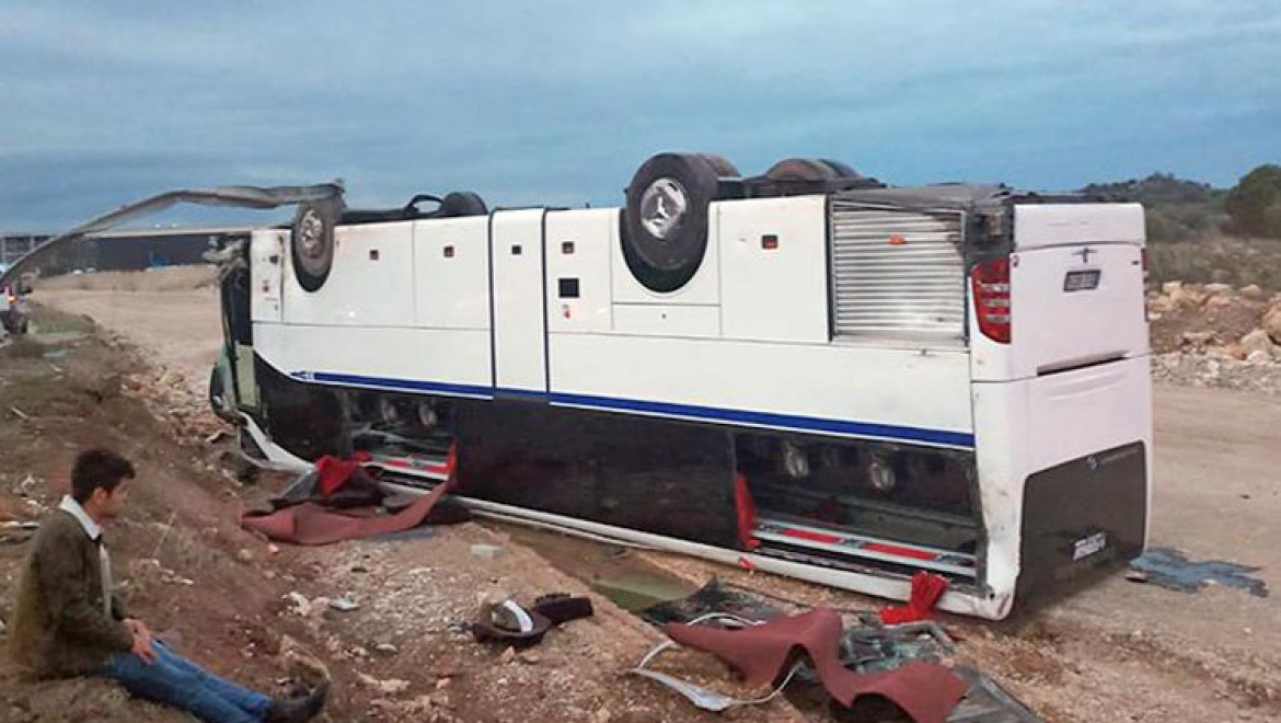 İzmir'de Otomobil İle Servis Otobüsü Çarpıştı: 25 Yaralı