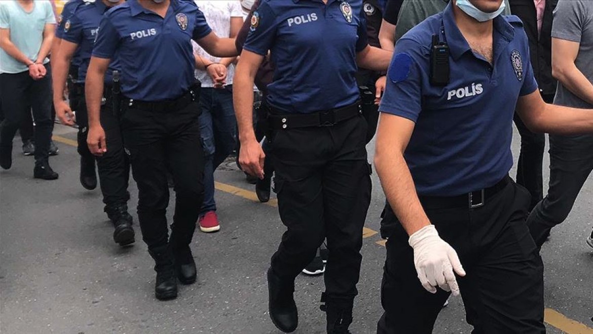 İzmir'de FETÖ'nün hücre evlerine düzenlenen operasyonda 25 kişi gözaltına alındı