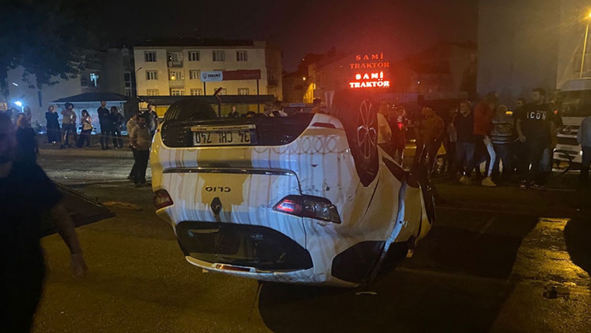 Bursa'da 3 otomobilin karıştığı kazada 5 kişi yaralandı