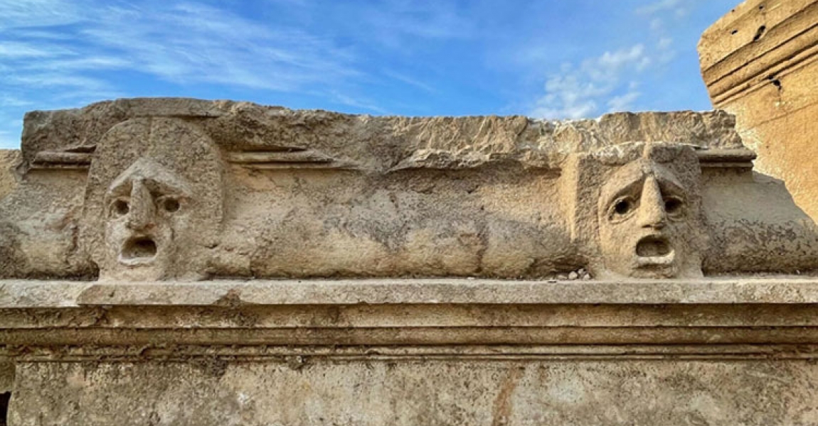 Çukurova'nın Efes'i Kastabala'nın tiyatro alanında kabartma masklar bulundu