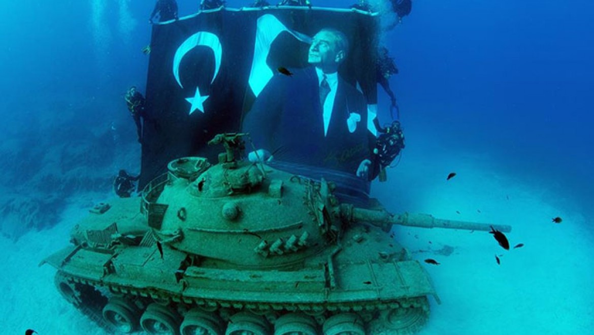 Su altındaki tanka Zafer Bayramı dalışı