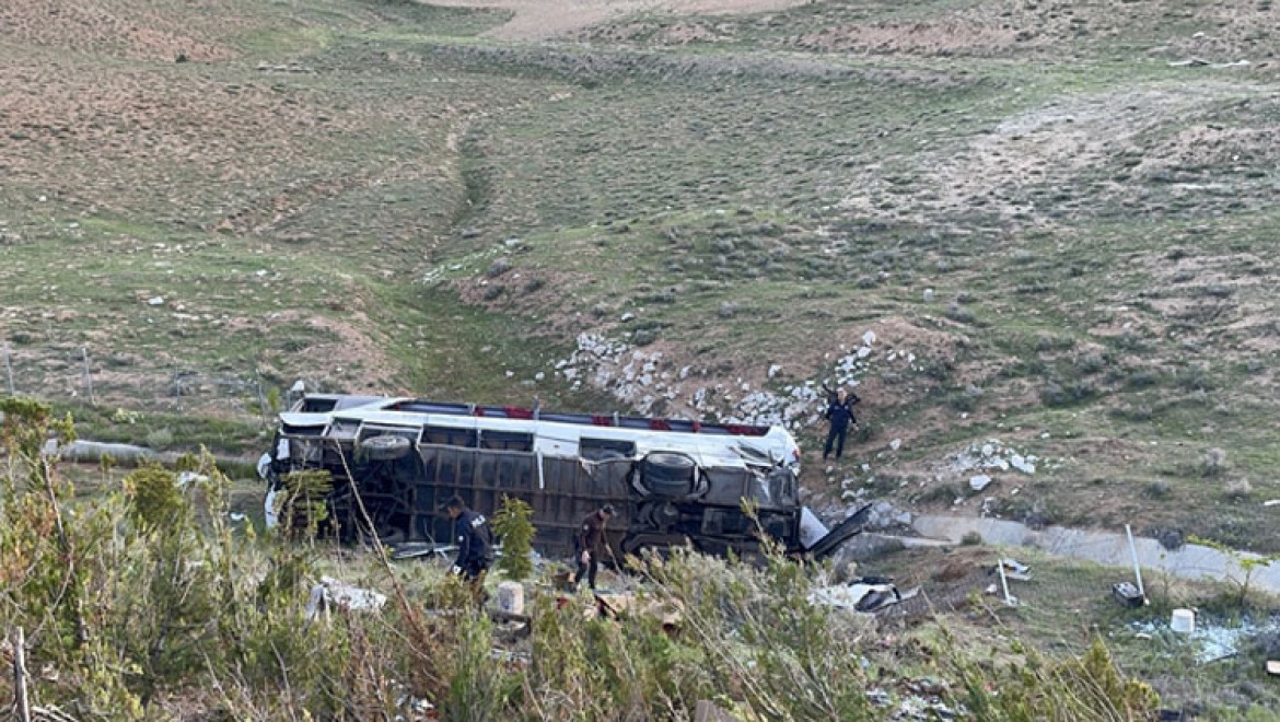 Niğde'de otobüsün devrilmesi sonucu 3 kişi öldü, 41 kişi yaralandı