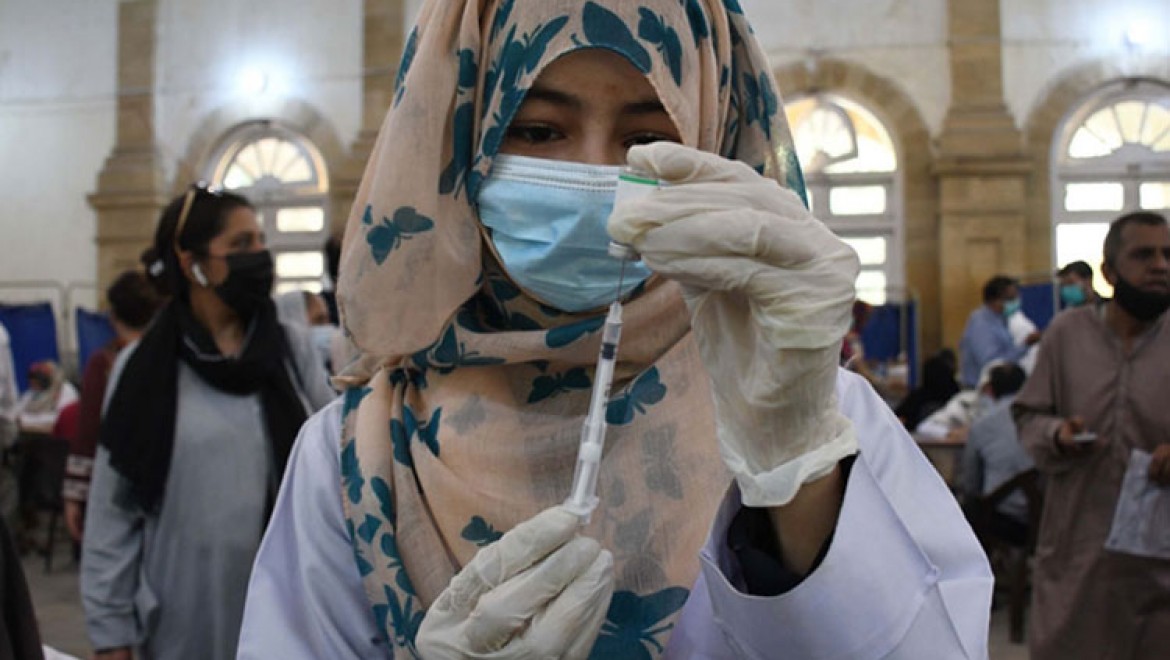 Pakistan yurt içi hava yolu seyahatleri için Kovid-19 aşısı olma zorunluluğu getirdi