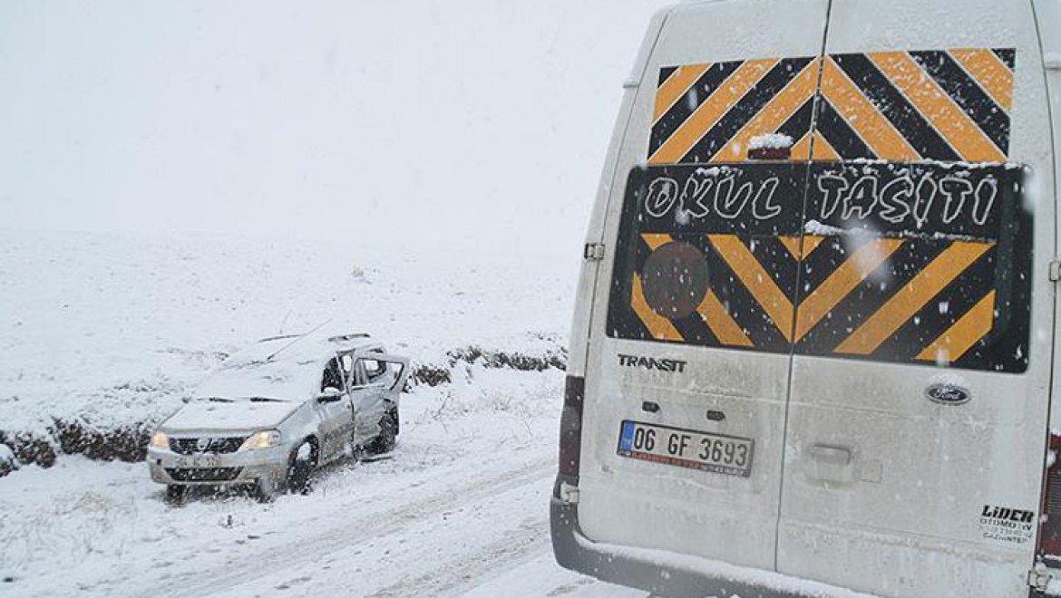 Ağrı'da Servis Minibüsü İle Otomobil Çarpıştı