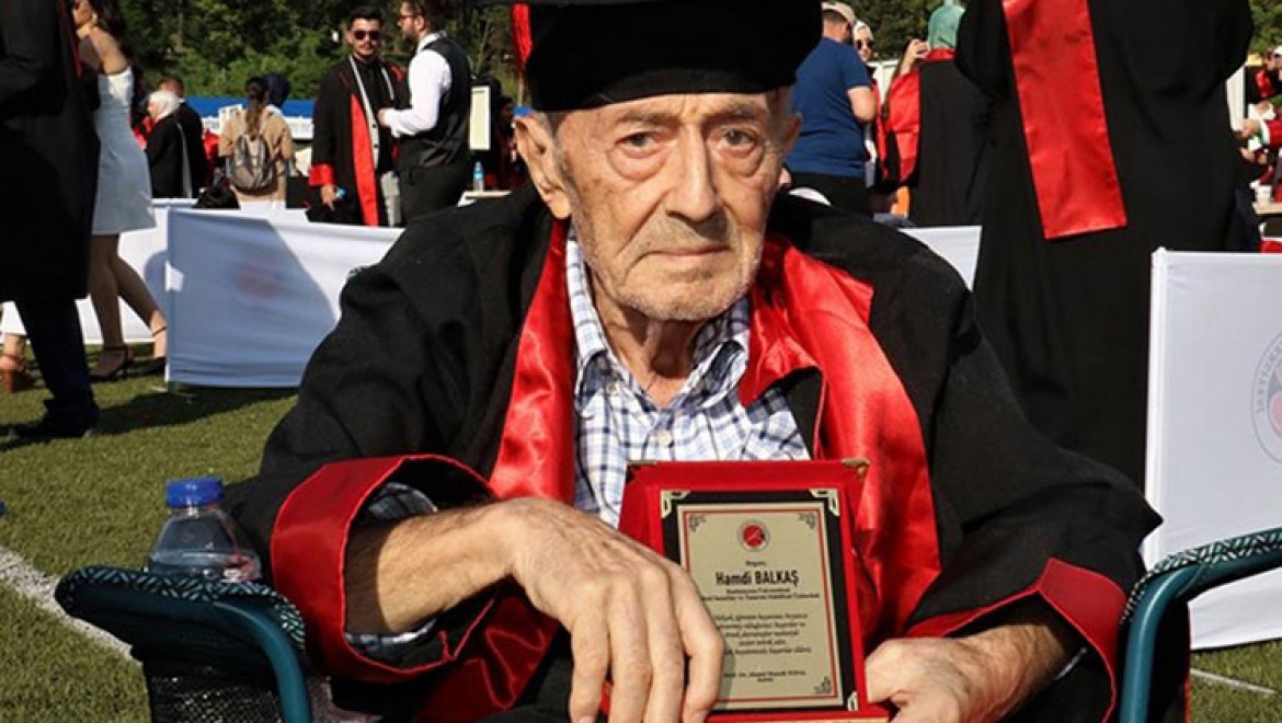 Hayali olan üniversiteden 82 yaşında mezun oldu