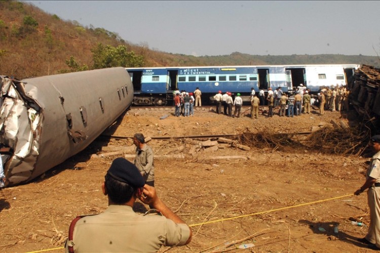 Hindistan'da dün meydana gelen tren kazasında ölü sayısı 288'e yükseldi