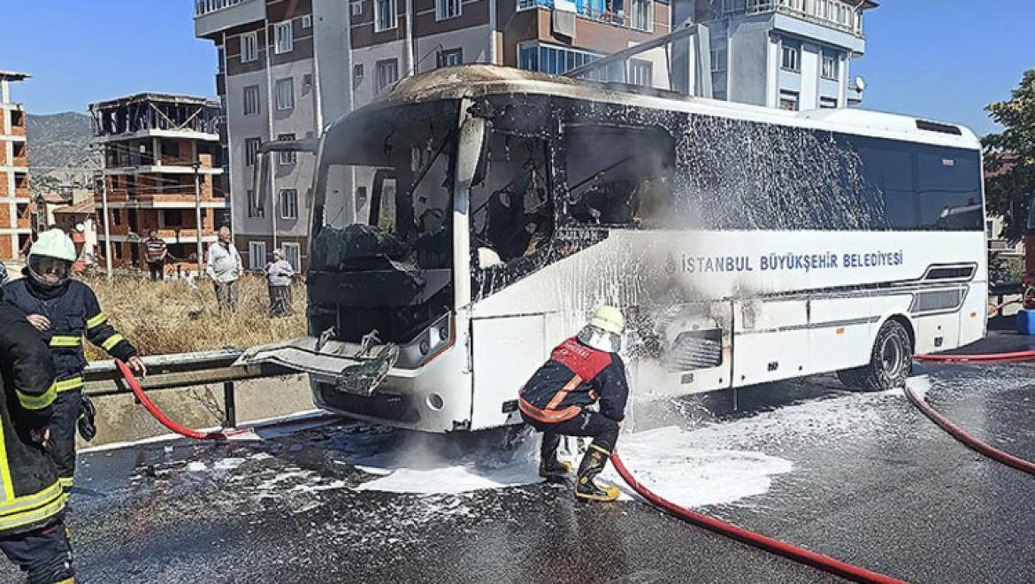 Kastamonu'da seyir halindeki İBB'ye ait yolcu midibüsü yandı