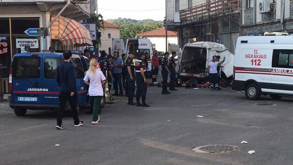 Edirne'de düzensiz göçmenleri taşıyan araç kaza yaptı