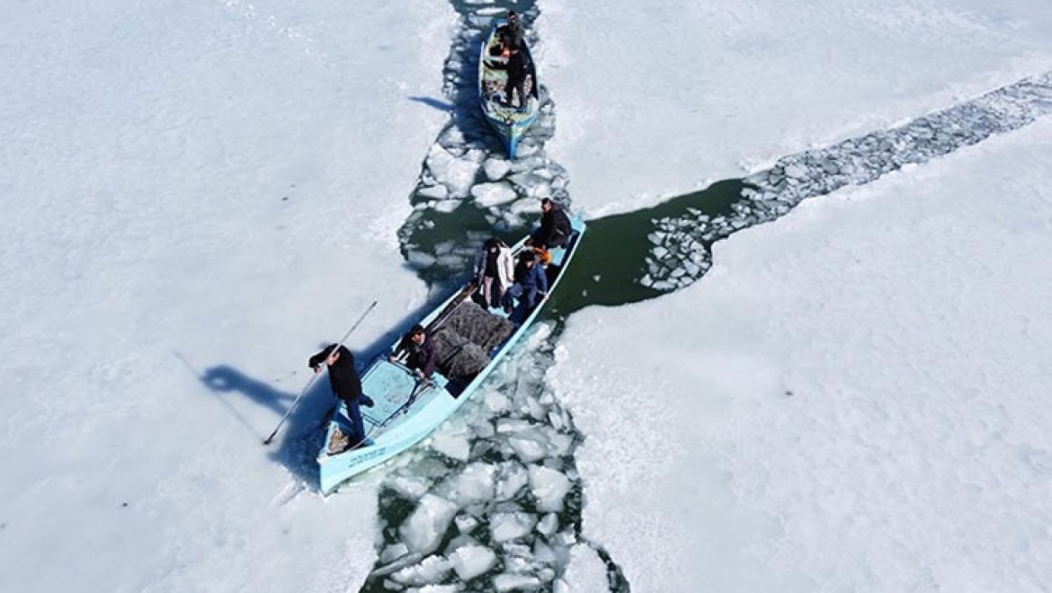 Beyşehir Gölü'nde buzlar çözülmeye başlayınca balıkçıların mesaisi başladı