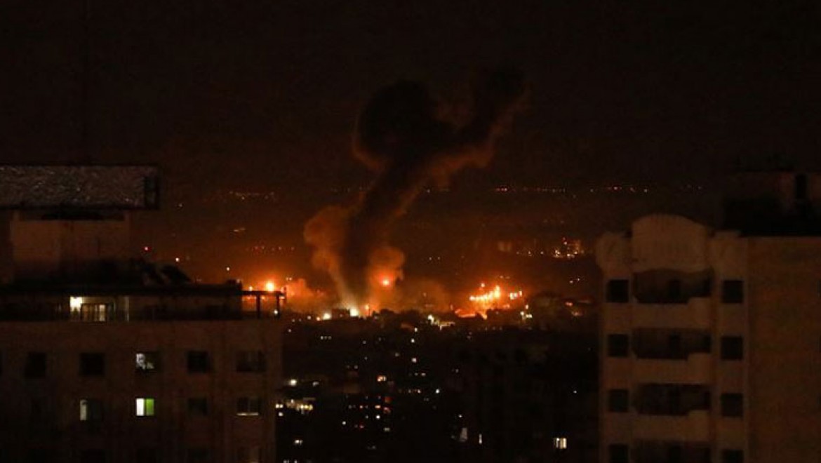 İsrail hava saldırılarıyla Gazze'yi vurdu