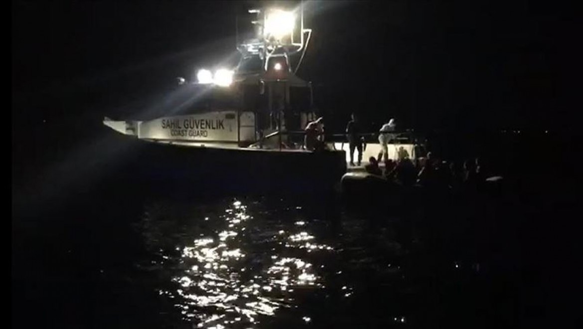 Yunan sahil güvenlik unsurlarınca Türk kara sularına itilen 63 sığınmacı kurtarıldı