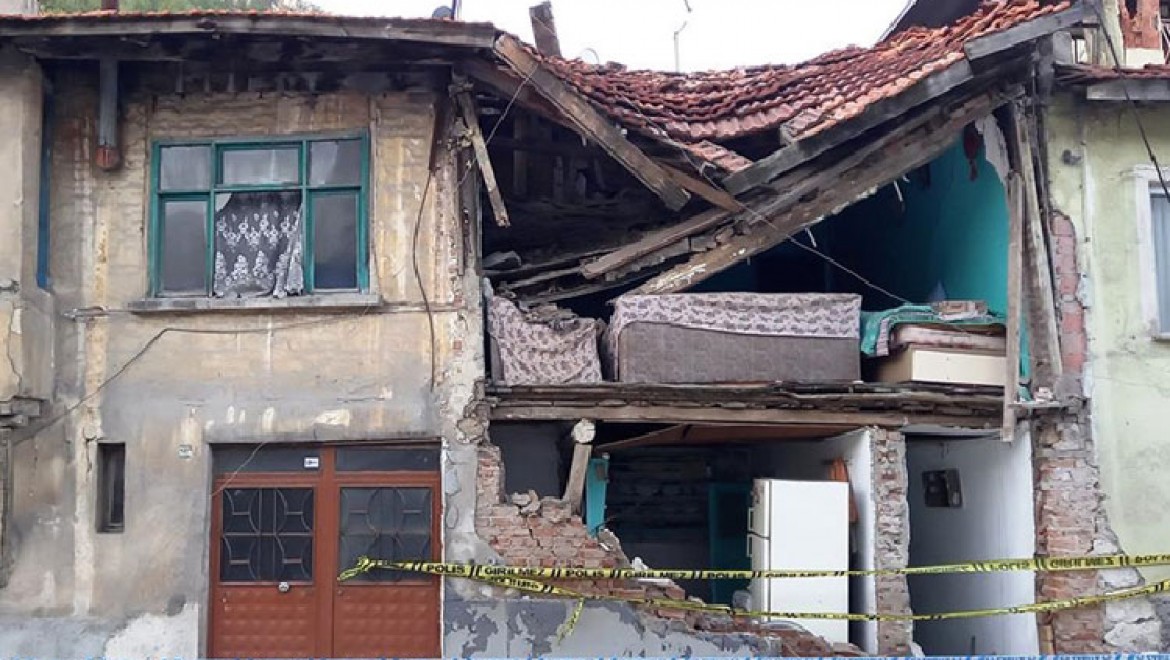 Kütahya'da gaz sıkışması nedeniyle evin tavanı ve dış duvarı çöktü