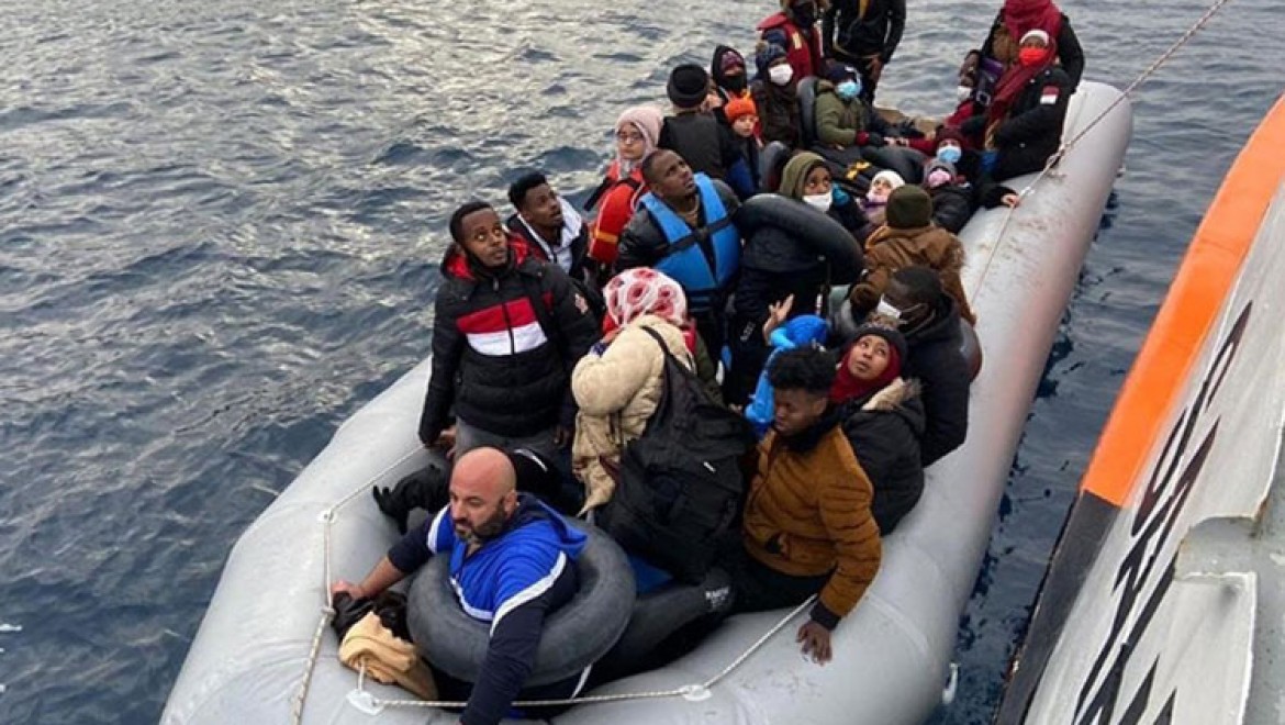 İzmir'de Türk kara sularına itilen 64 sığınmacı kurtarıldı
