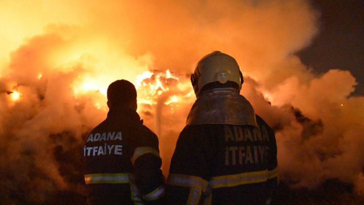 Adana'da pamuk yağı fabrikasındaki yangını söndürme çalışmaları devam ediyor