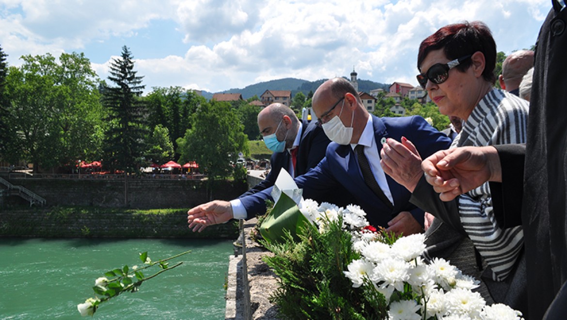 Bosna'da diri diri yakılan 3 kurban güllerle anıldı