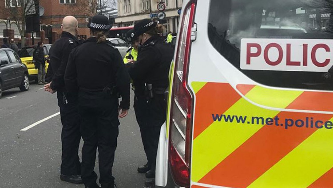 Londra'da Cuma Namazı Sırasında Çekiçli Saldırı