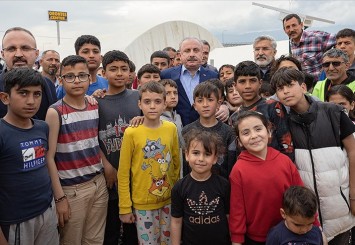 TBMM Başkanı Şentop, Hatay'da çadır kentte depremzedelerle iftar yaptı