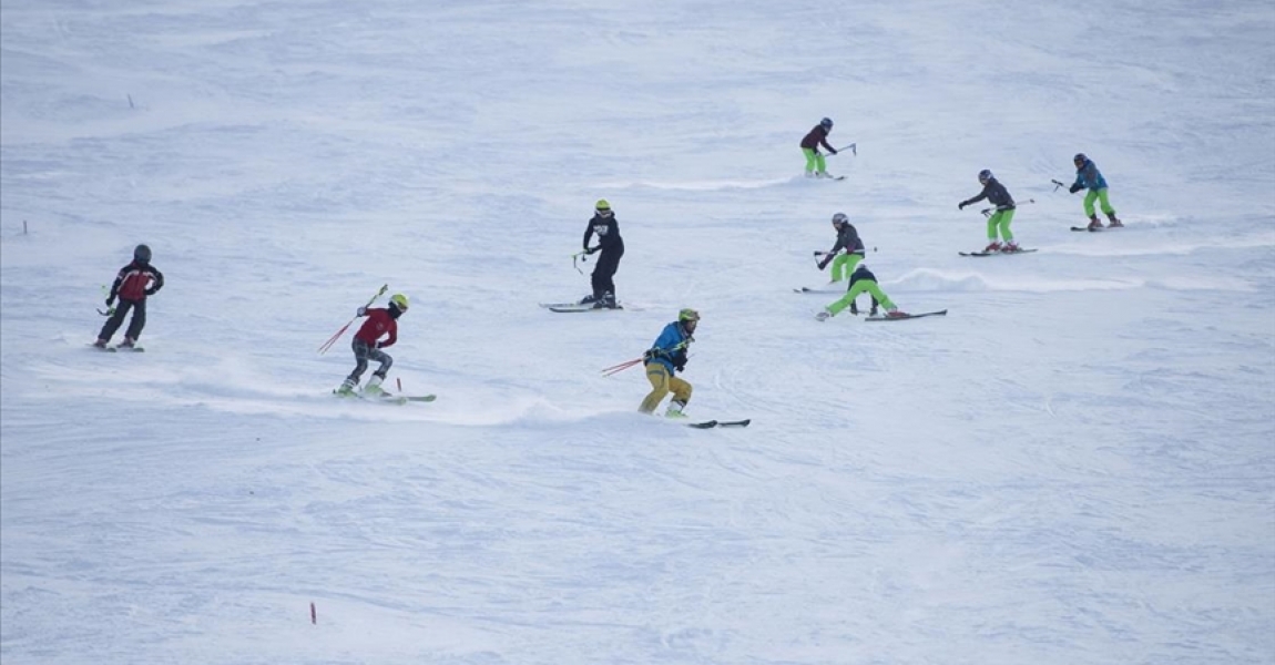 Tuncelili kayakçılar milli forma hedefiyle Ovacık Kayak Merkezi'nde çalışıyor