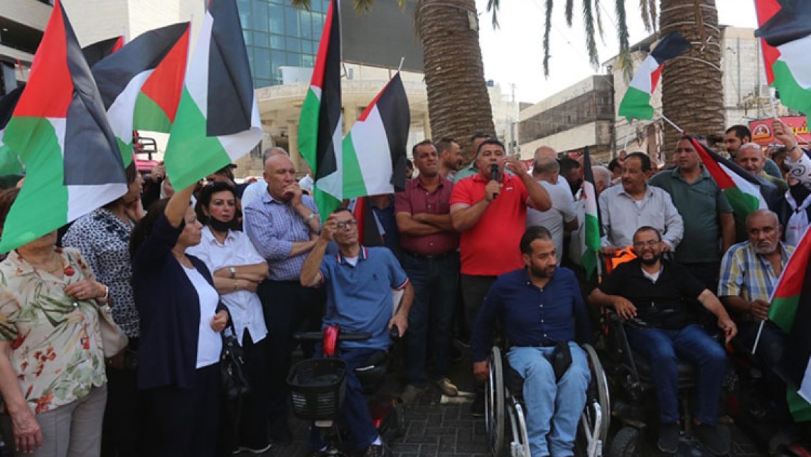Batı Şeria'da yüzlerce Filistinli, İsrail saldırısı altındaki Gazze ile dayanışma gösterisi düzenledi