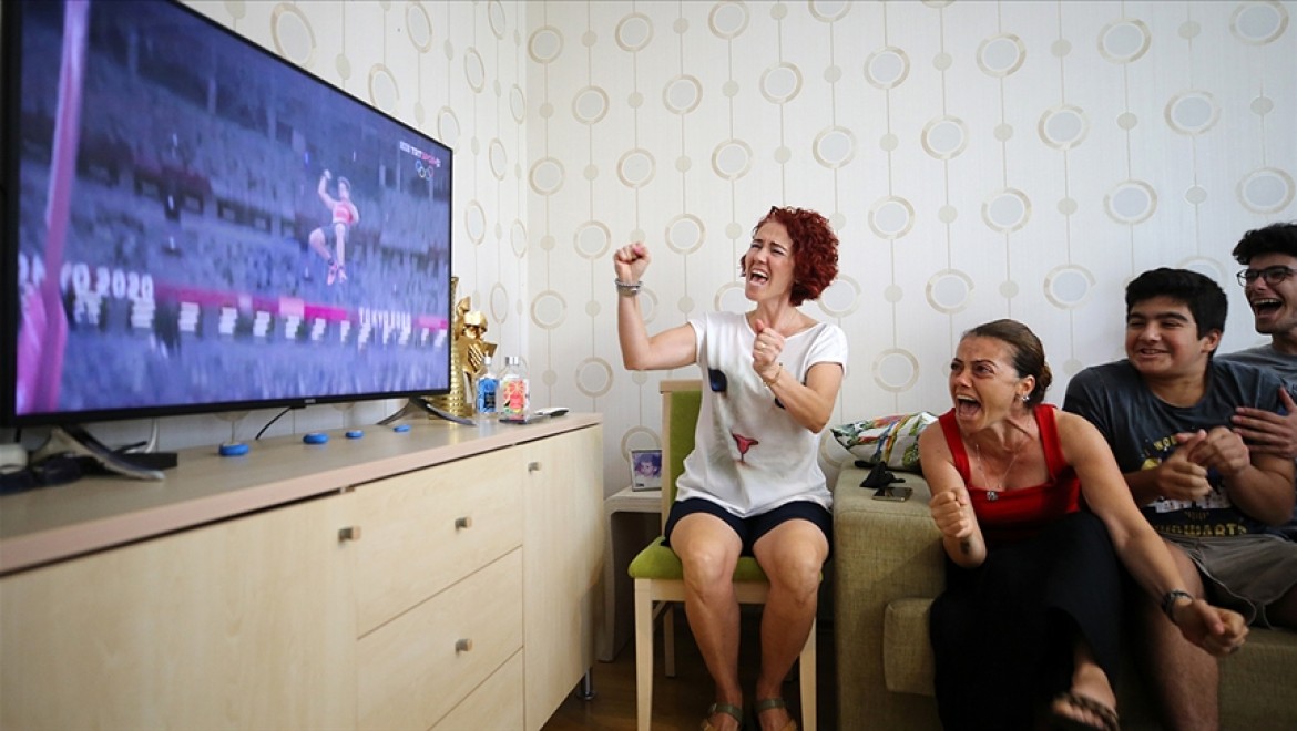 Milli sırıkla atlamacı Ersu Şaşma'nın olimpiyat finali heyecanını ailesi televizyon başında yaşadı