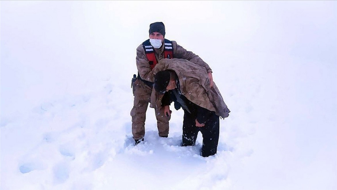 Erzincan'da kar ve tipide donma tehlikesi geçiren kişinin yardımına Mehmetçik yetişti