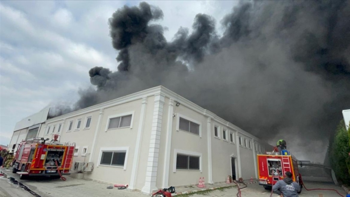 Uşak'ta tekstil fabrikasında çıkan yangına müdahale ediliyor
