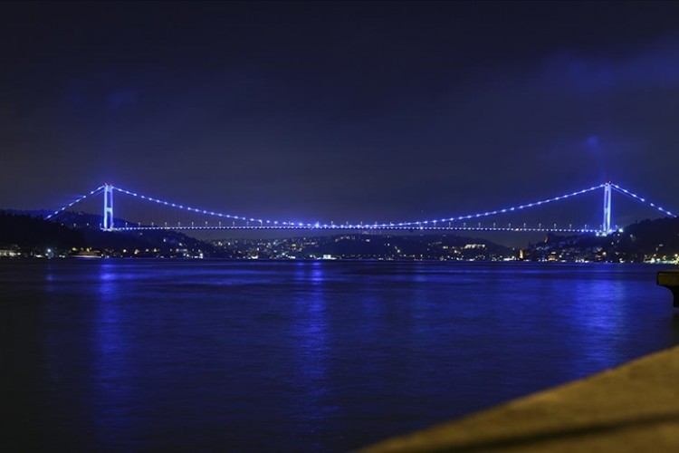 İstanbul'da köprüler Denizcilik ve Kabotaj Bayramı için aydınlatıldı