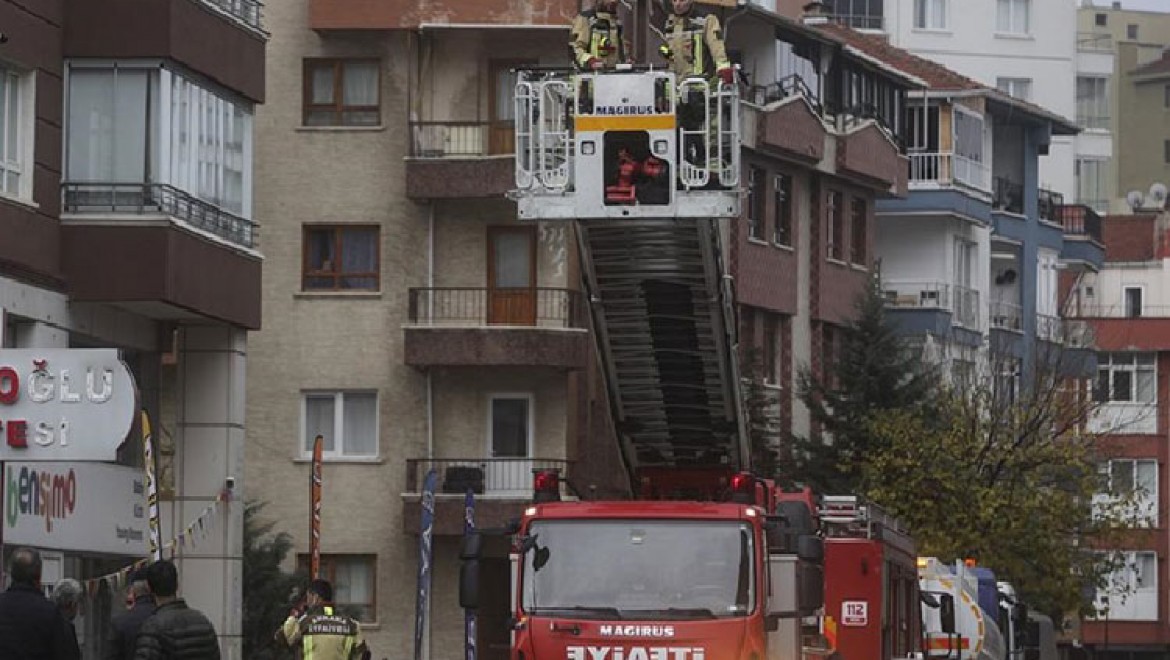 10 katlı binada çıkan yangında 5 kişi dumandan etkilendi