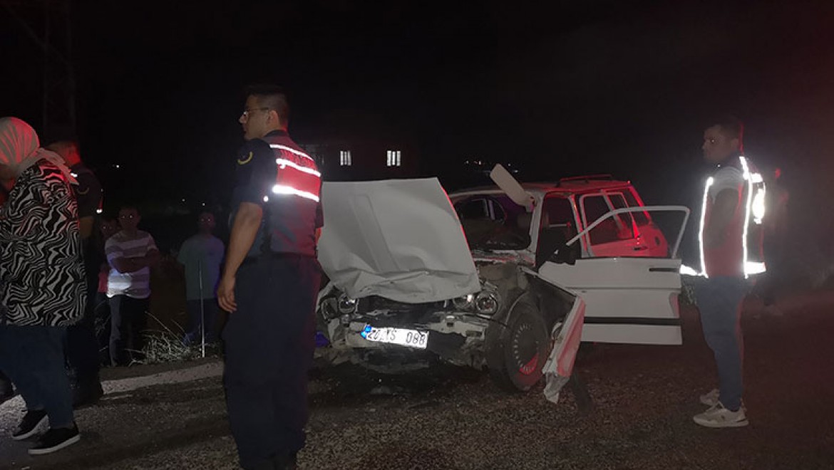 Burdur'da hafif ticari araç ile otomobilin çarpışması sonucu 2 kişi öldü
