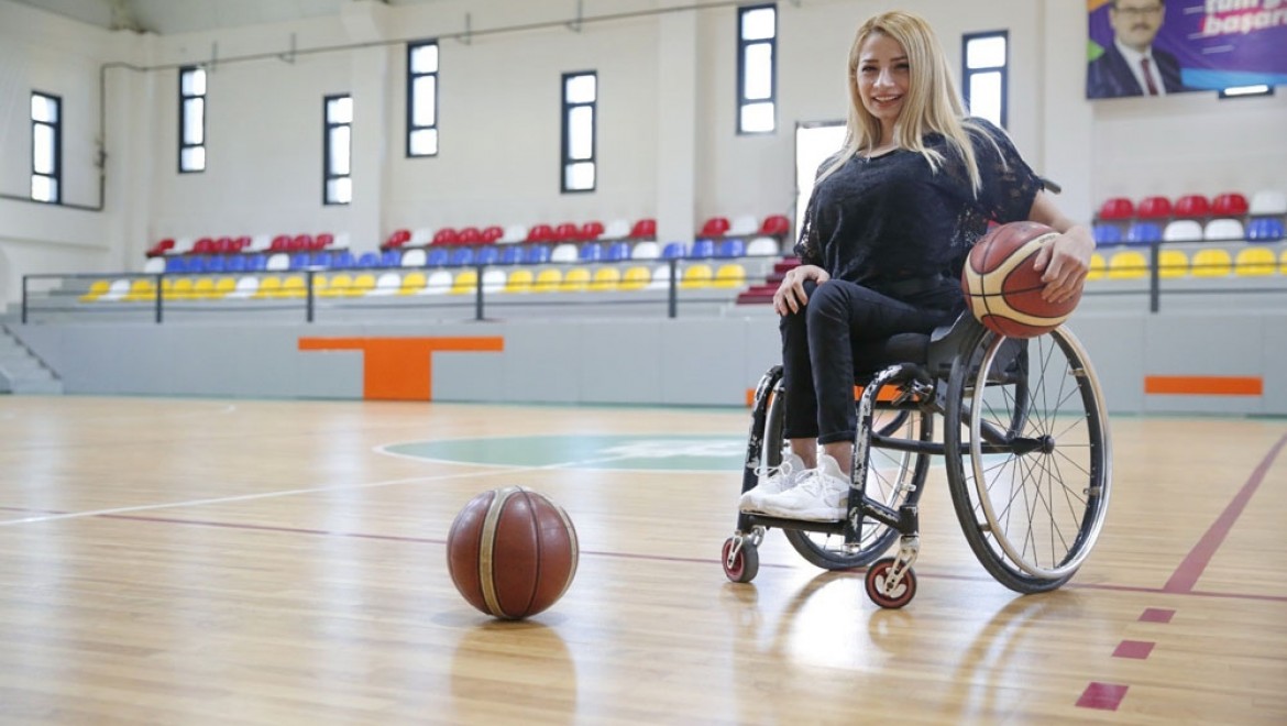 Avrupa'da forma giyecek ilk Türk kadın basketbolcu oldu