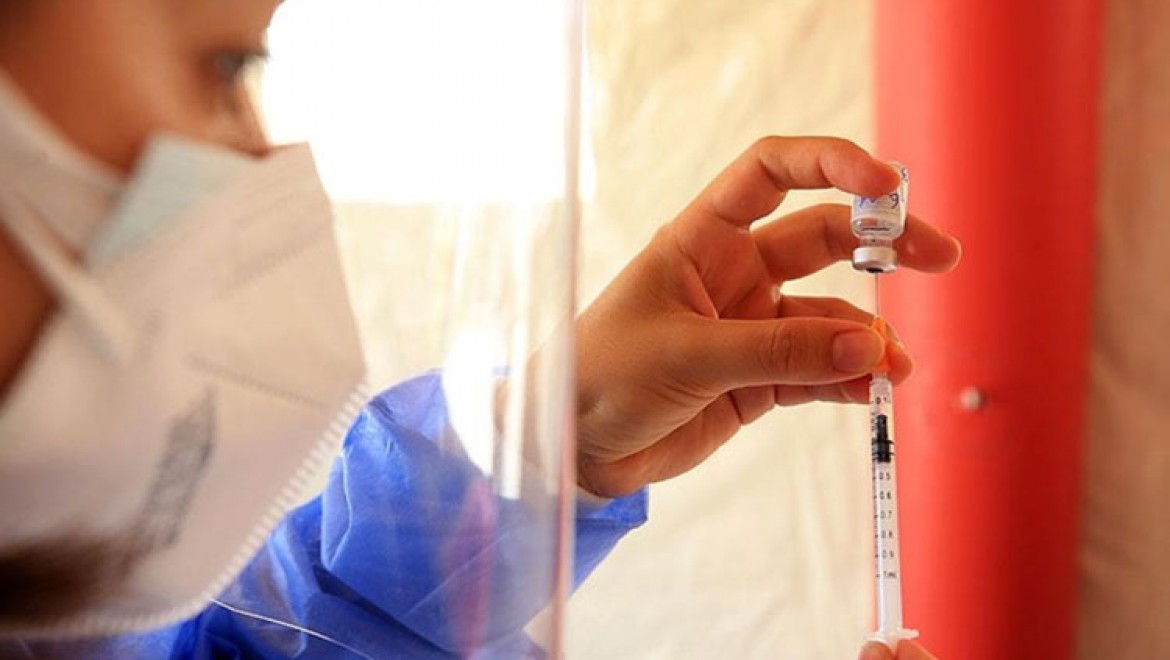 Dünya genelinde sağlık çalışanları arasında Kovid-19 aşısı sıkıntısı yaşanıyor