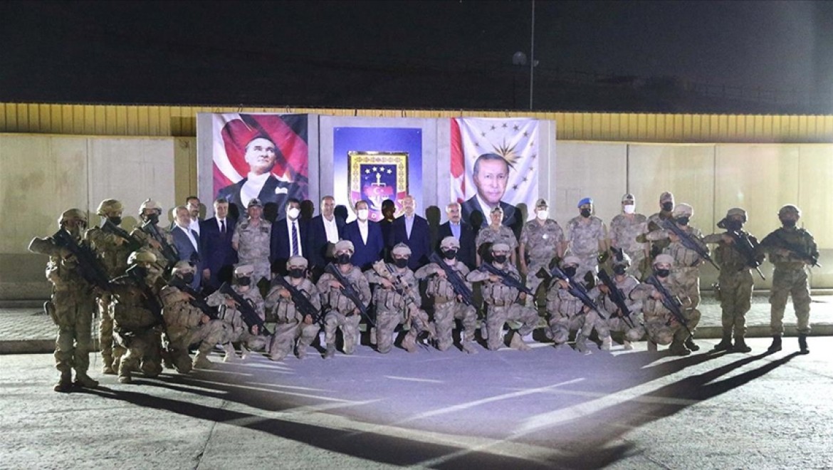 Süleyman Soylu Şehit Jandarma Uzman Çavuş Tuncay Arslan Üs Bölgesi'ndeki askerlerle bir araya geldi