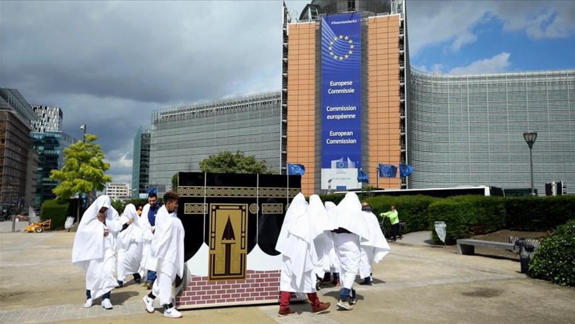 Brüksel'de Kabe maketi etrafında temsili tavaflı protesto