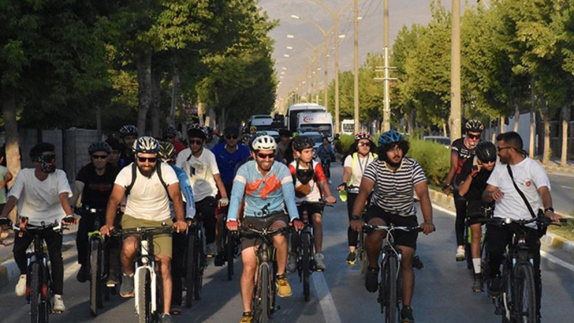 Van'da gönüllüler "arabadan inin bisiklete binin" sloganıyla pedal çevirdi
