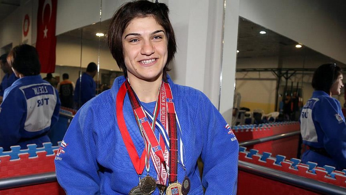 Milli Sporcu Zeynep Çelik Altın Madalya Kazandı