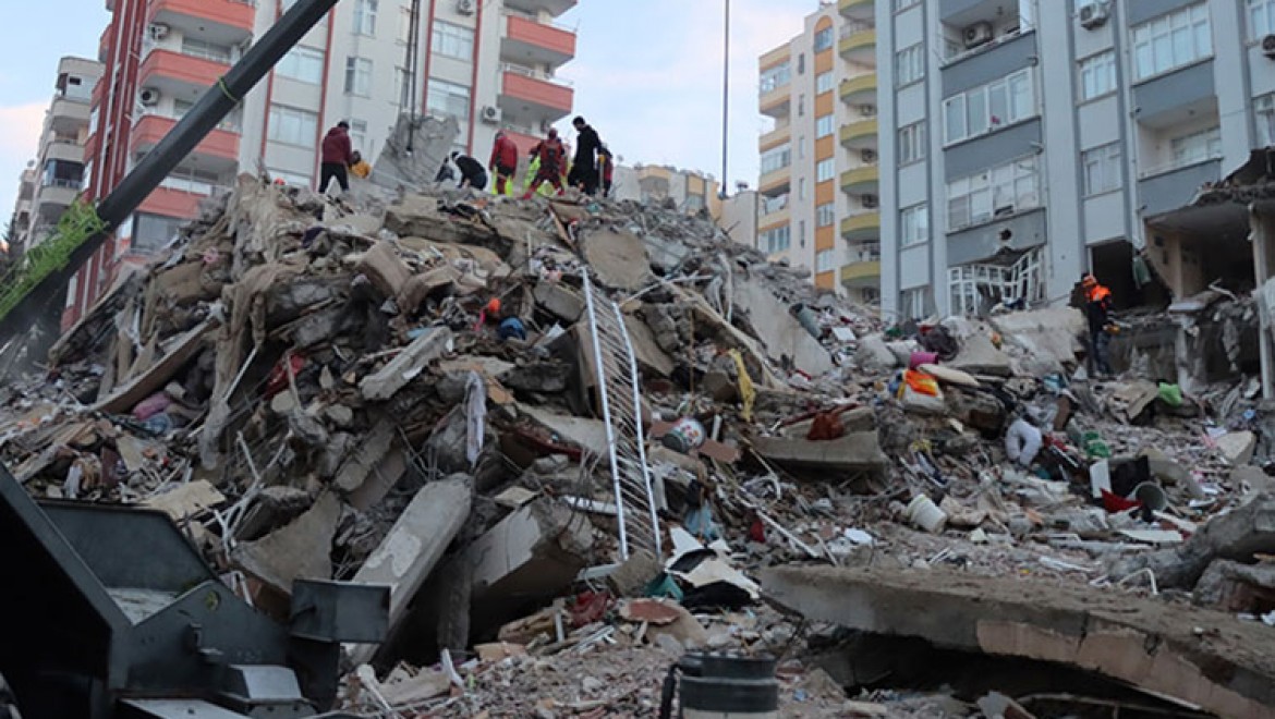Adana'da deprem nedeniyle yıkılan binalarla ilgili 5 şüpheli tutuklandı