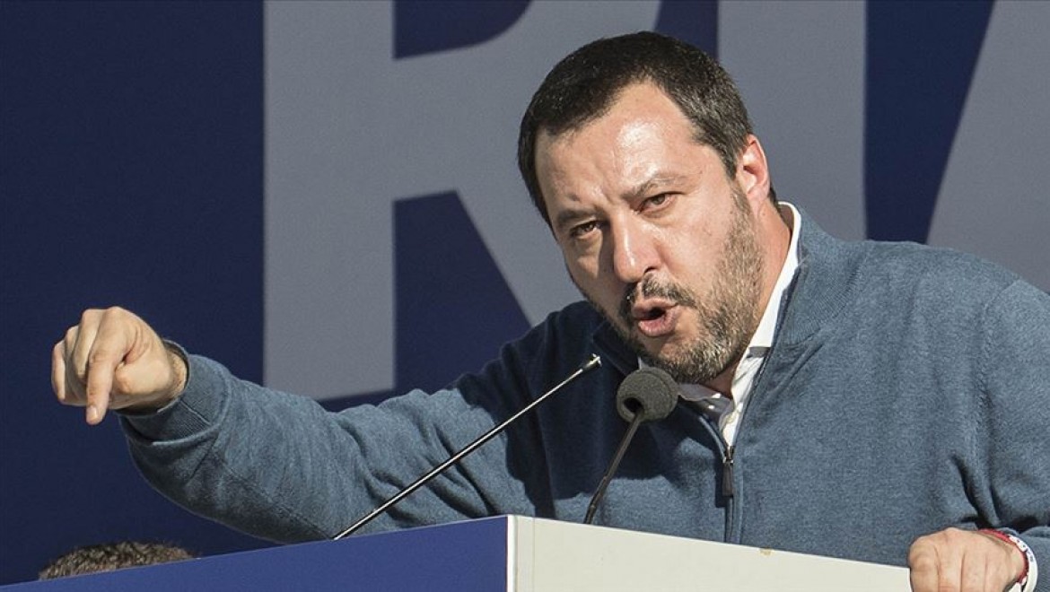 Düzensiz göçmenleri gemiden indirmeyen Salvini'nin yargılanmasının önü açıldı